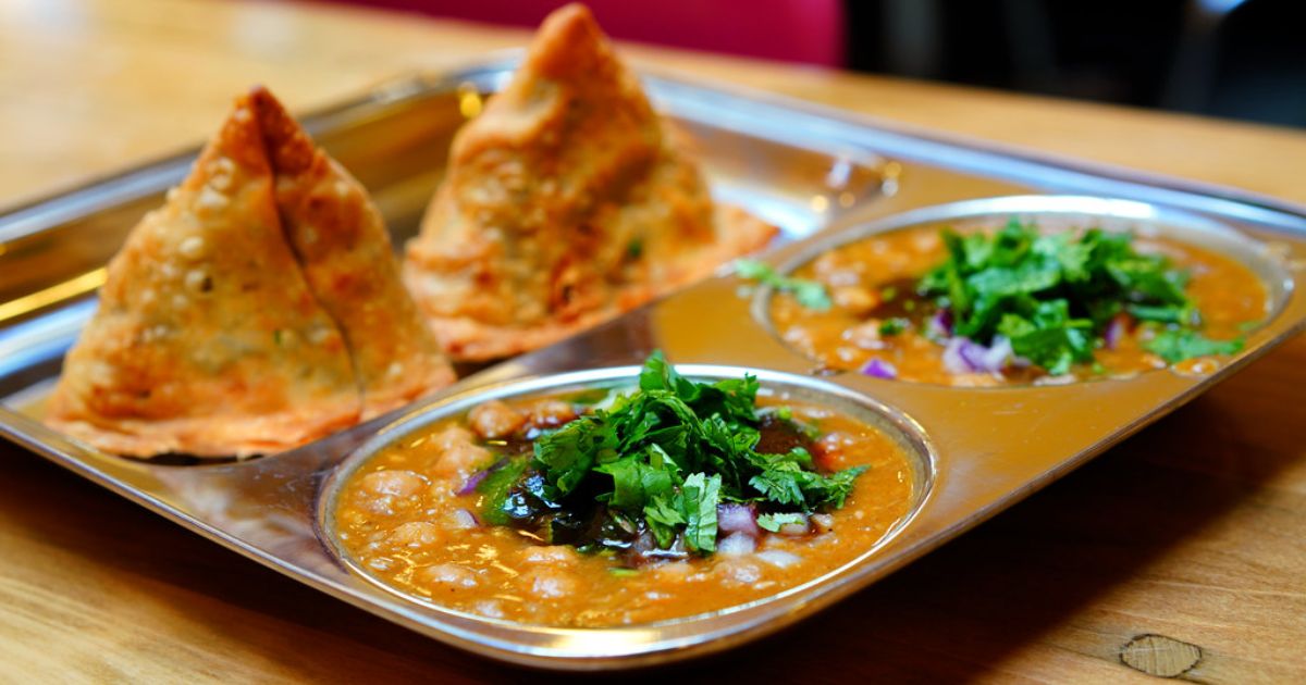 Samosa with Chola in Delhi